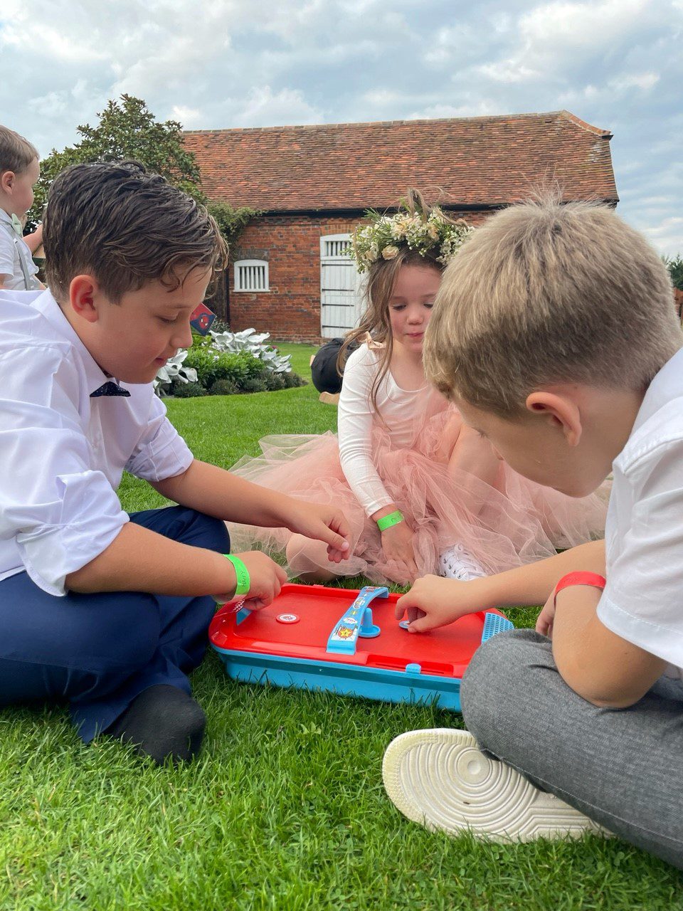 How to Entertain Children at a Wedding